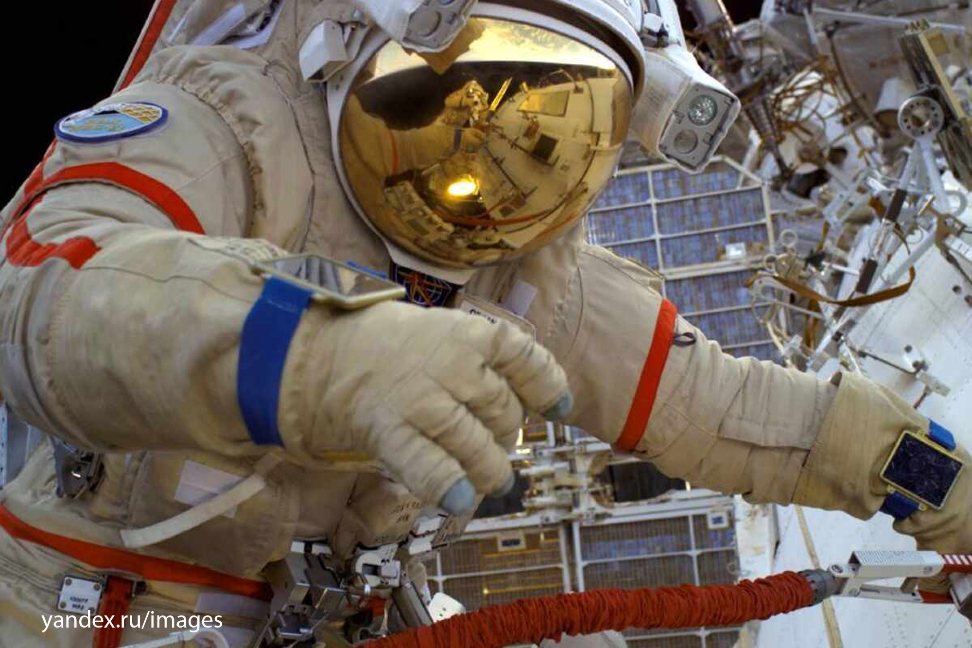 Какая страна была первым в космосе. Скафандр Орлан. Скафандр Космонавта Орлан. Космонавт в космосе. Космонавт в скафандре в космосе.