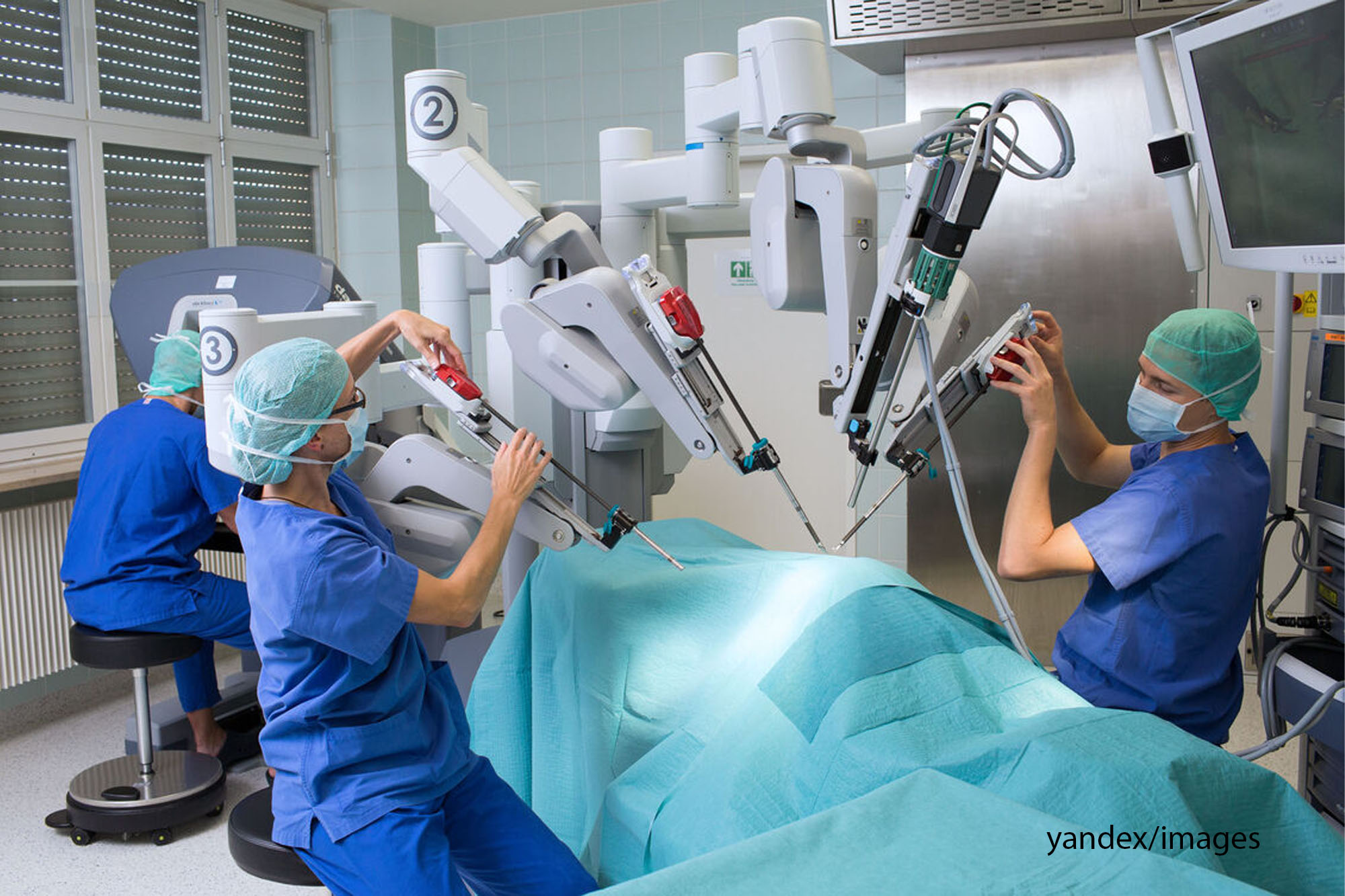 Что значит делать операцию. Робот хирург да Винчи. Хирургический робот DAVINCI. Робот-хирург da Vinci в России. Робот ассистированная операция да Винчи.